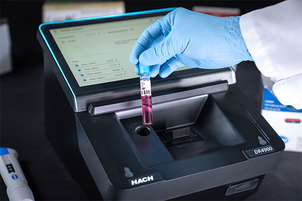 Hach DR4900 spectrophotometer
